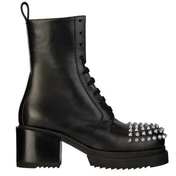 Side view of black leather boot with silver studs Foto stock