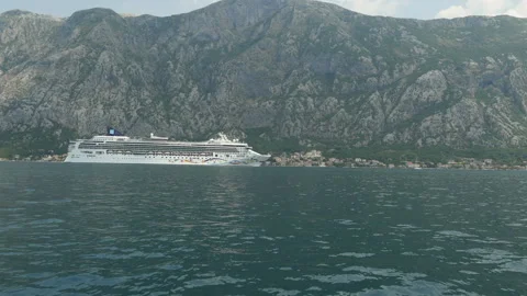 Side view of a boat moving forward on the sea bay. Seascape with big cruise ship Stockbeeldmateriaal 104598117