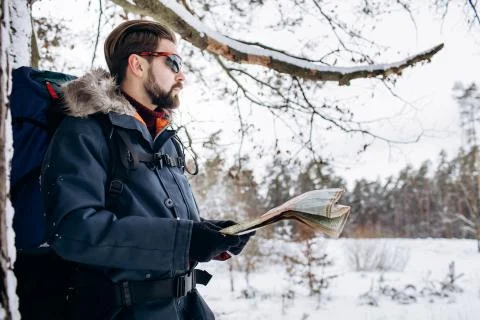 Side-view of Brown-haired Bearded Tourist With Map Stock-Fotos