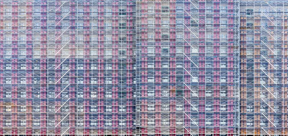 Side view of building under construction covered by net. Fotos de archivo