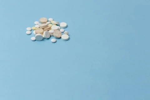 Side view of a bunch of various tablets lay down a light blue surface Foto stock