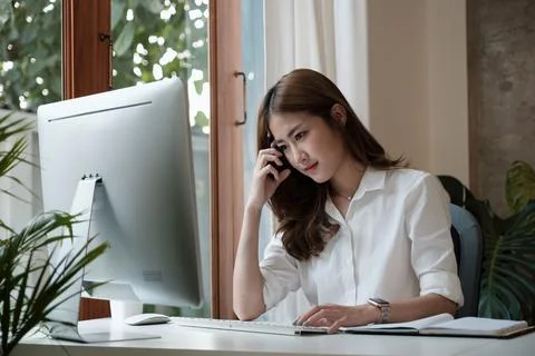 Side view of charming smart asian girl entrepreneur use computer work training Foto stock