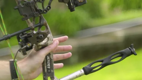 Side view close up of an arrow being shot out of a compound bow in slow Vídeos de archivo 139261733