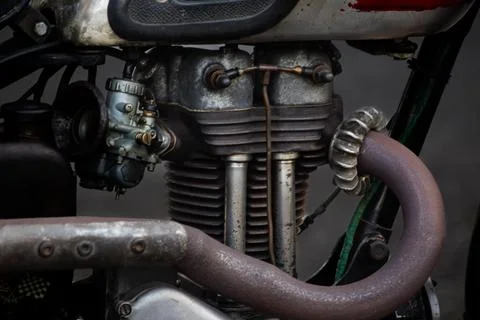 Side View Close Up of Classic Motorcycle Engine with Rusted Exhaust Pipe an.. 库存照片