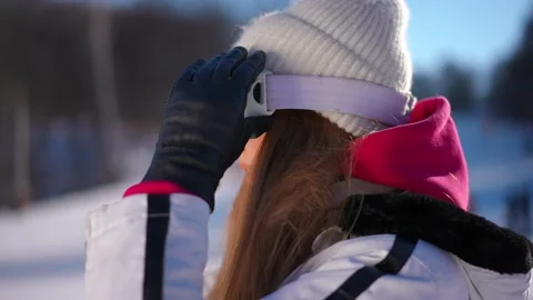 Side view close-up confident fit woman putting on ski goggles smiling standing Vidéo 224917815