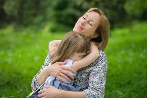 Side view close up head shot happy cute daughter hugging embracing cuddling Foto stock