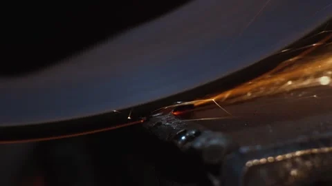 Side View Close Up Of Industrial Metal Grinding Process With Fire Sparks Vidéo 337277644