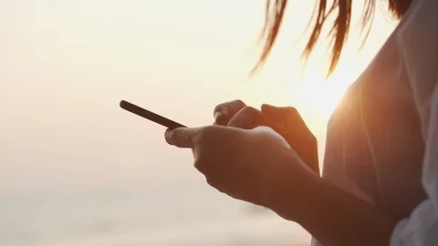 Side view. Close up shot Hand of young women using smart phone on the beach Video stock 122116057