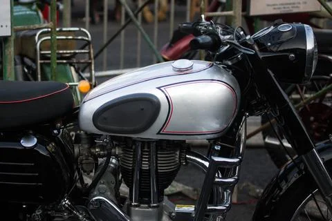 Side view close up of silver fuel tank and engine on vintage motorcycle 库存照片