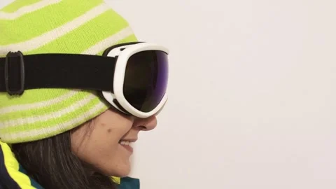 Side view close up young happy woman face. Skier wear green hat ski goggles.. Vídeos de archivo 290428183