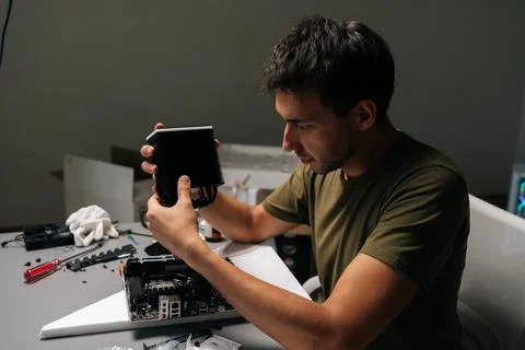 Side view of computer technician installing CPU cooler onto motherboard Stockfoto's