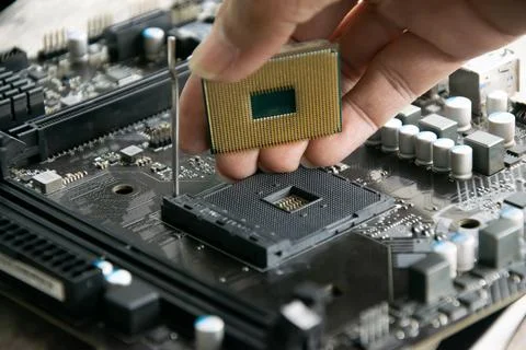 Side view of the CPU chip installation on the motherboard. Stockfoto's