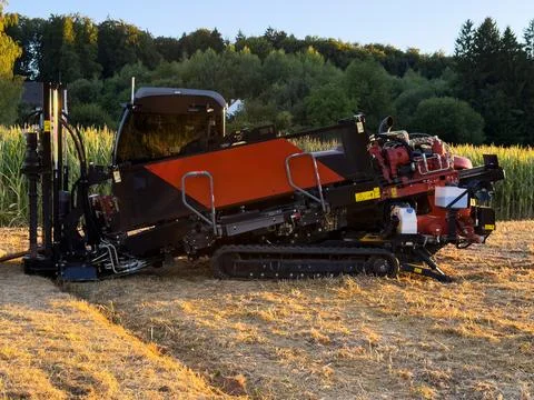 Side view of a crawler horizontal directional drilling rig on a field for und Stock Photos