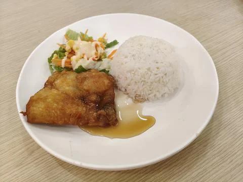 Side view of Crispy fried chicken with fish sauce on rice. Thai food Foto stock