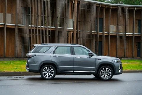 Side view of CS95 SUV in front of a modern wooden facade Stock Photos