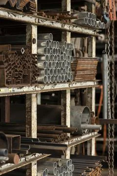 A side view detail of different styles and sizes of old recycled metal pipes 스톡 사진
