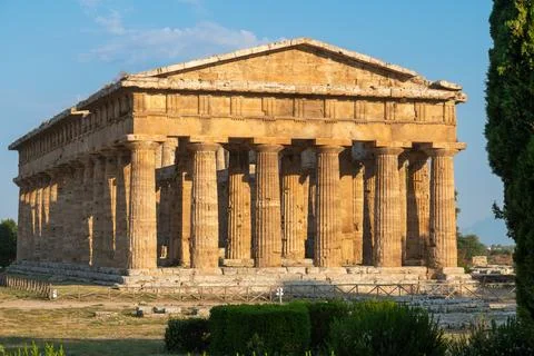 Side view of Doric temple with stone columns Paestum Stock Photos