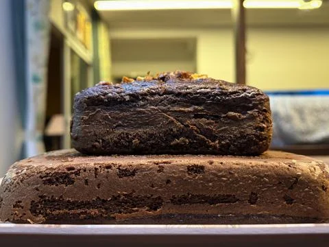 Side view of double layered chocolate banana walnut cake kept in a tray Foto stock