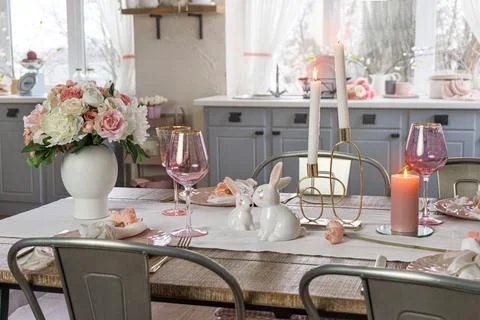 Side view of a dreamy table decor with glasses flowers and lit candles. Weddi Foto stock