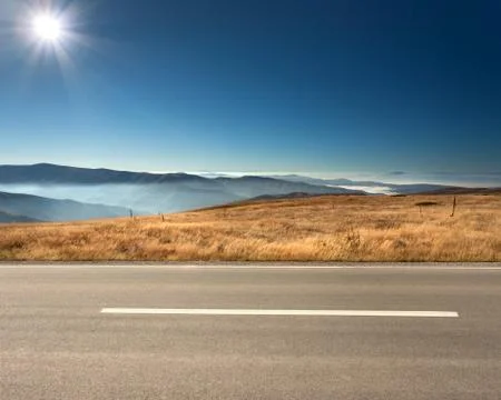 Side view of empty highway in mountain range 写真素材