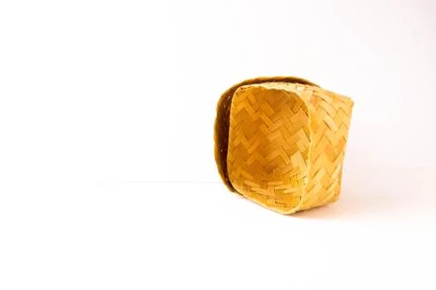 Side view of empty small hand-woven bamboo wicker container with lid. Foto stock