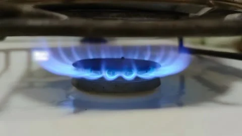 Side view of the flame from gas stove in domestic kitchen Video stock 162499081