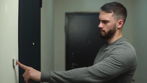 Side view of frustrated young man ringing doorbell, but no one opening door for Vídeos de archivo 146637636