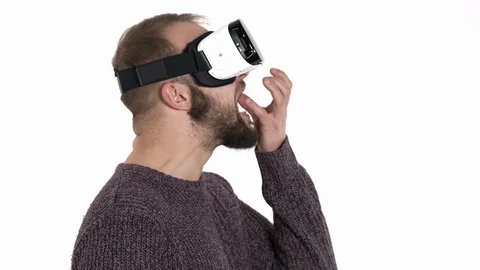 Side view of a funny hipster man wearing a virtual reality glasses imitates 스톡 동영상 121195128