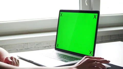 Side view of girl using laptop computer with green color key 스톡 동영상 164626725