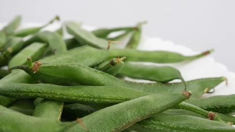 Side view of green beans isolated on white plate Vídeo Stock 159638377