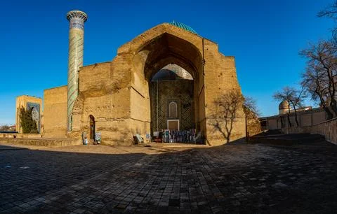Side View of Gur-e Amir Mausoleum and Historic Entrance Portal 库存照片