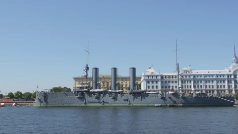 Side view of historic cruiser Aurora on the Neva river Vídeo Stock 81227603