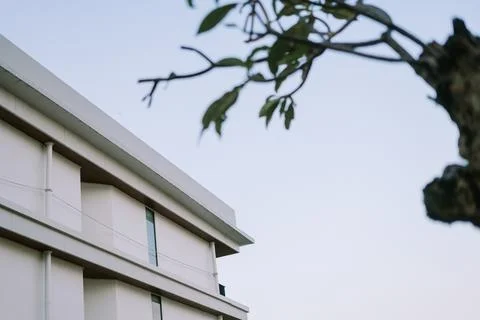 Side view of a hotel building showcasing its modern architecture and clean .. Foto stock