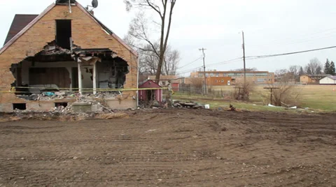 A side view of a house damaged by an explosion 動画素材 39837996