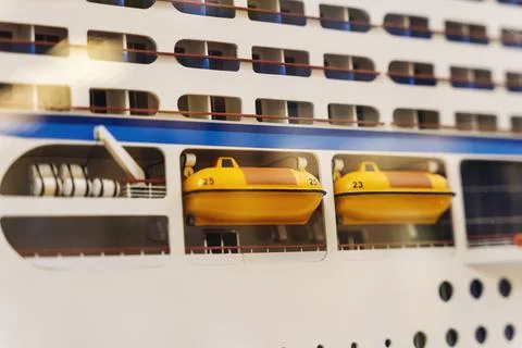 Side view of a huge snow-white ocean liner. Stock-Fotos