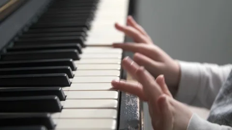 Side View of Kid Learning to Play Piano Vídeo Stock 125482201