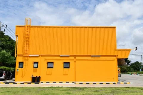 Side view of a large yellow building. Foto stock