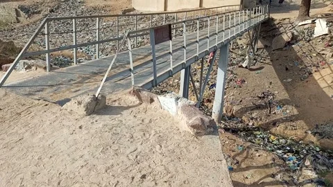 Side View Local Pedestrian Bridge Eroded Area Vídeo Stock 321403698