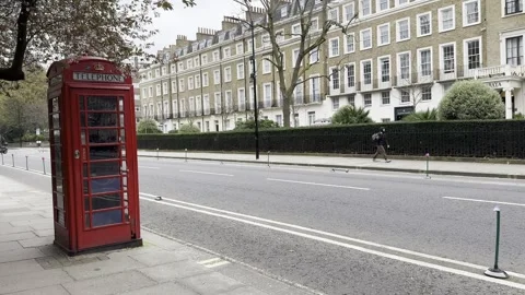 Side View of London Red Postbox with Car Passing and Pedestrian Crossing Vidéo 332790799