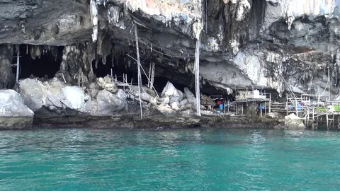 Side view from long tail boat speed boat  in front of wiking cave. Video stock 82302040