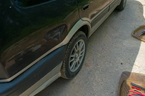 Side view of the machine wheel. Next to the car are tools for replacing the w Stock-Fotos