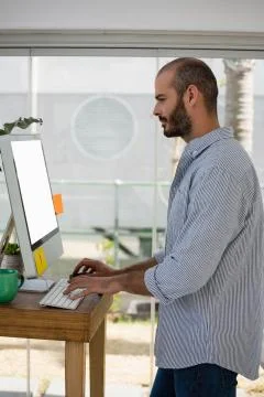 Side view of male designer using computer in studio Foto stock