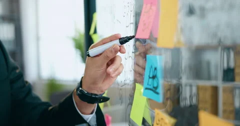 Side view of male hand which holding black marker and doing notes on glass wall Stock Footage 157990903