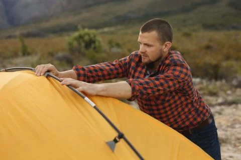 Side view of man installing the tent Fotos Stock