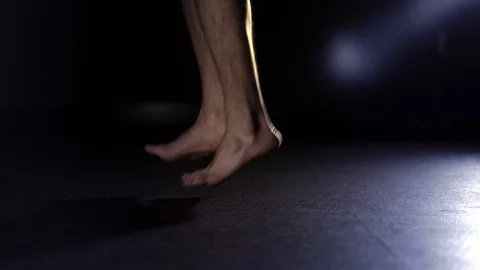Side view of man s legs skipping rope in a gym 库存影片 92763914