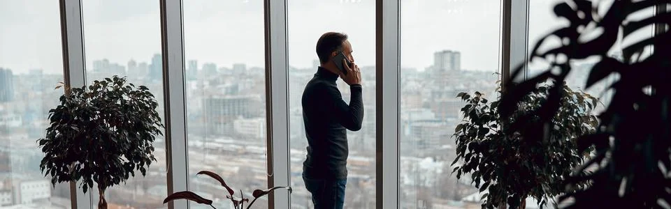 Side view of man using smartphone while talking Foto stock