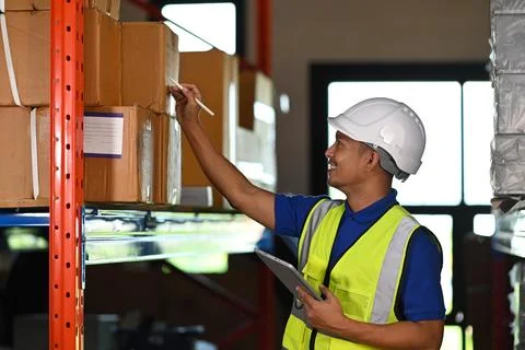 Side view of man worker wearing hardhats and reflective jackets checking stock Stockfoto's