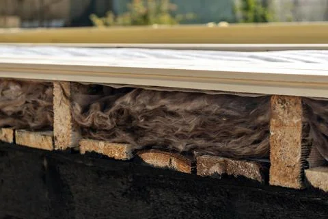 Side view of mineral wool insulation with vapor barrier in wooden house Foto stock