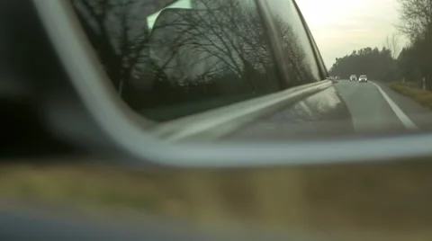 Side-view mirror in a modern car. Driving along the expressway. Vídeo Stock 68025059