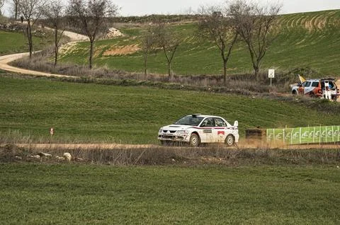Side view of a Mitsubishi Lancer Evolution VII speeding through the dirt trac Foto stock